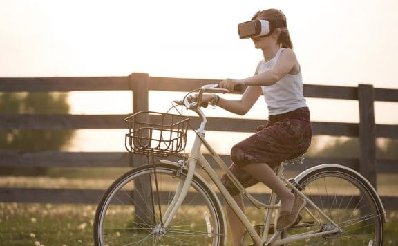 Cycliste avec un casque de réalité augmentée.